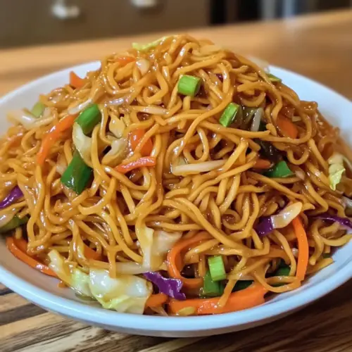 LO MEIN Rezept Zutaten: - 200g Eiernudeln - 2 EL Öl - 2 Knoblauchzehen, gehackt - 1 Karotte, in Streifen - 1 Paprika, in Streifen - 100g Brokkoli, in Röschen - 100g Champignons, in Scheiben - 3 Frühlingszwiebeln, gehackt - 3 EL Sojasauce - 1 EL Sesamöl - Pfeffer nach Geschmack Zubereitung: 1. Die Eiernudeln according den Anweisungen auf der Verpackung kochen. Abtropfen lassen. 2. Öl in einer Pfanne erhitzen. Knoblauch hinzufügen und kurz anbraten. 3. Das Gemüse hinzufügen und einige Minuten anbraten, bis es weich ist. 4. Die gekochten Nudeln in die Pfanne geben und gut vermischen. 5. Sojasauce und Sesamöl unterrühren und mit Pfeffer abschmecken. 6. Mit Frühlingszwiebeln garnieren und servieren.